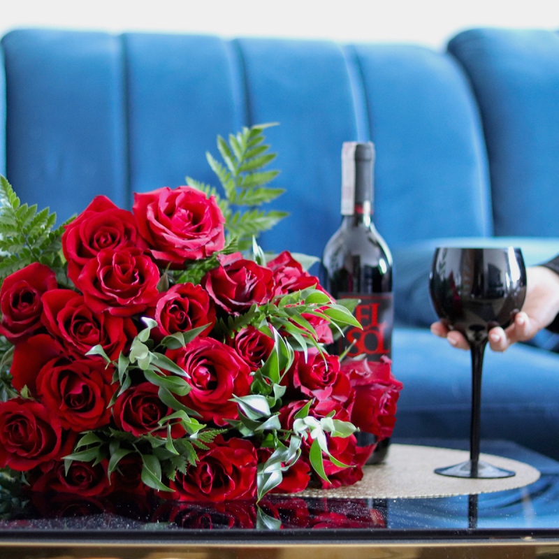 Bukiet skomponowany z czerwonych róż wraz z czerwonym winem - Kwiaty Czar Miłości z winem