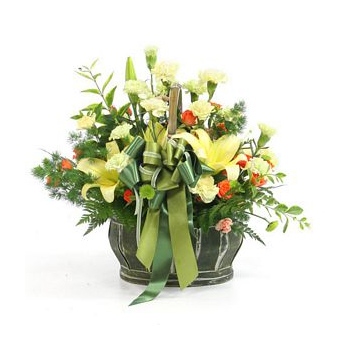 Zamów kompozycję kwiatową z lilii i goździków z dostawą do wybranej miejscowości w Japonii - Kosz kwiatowy