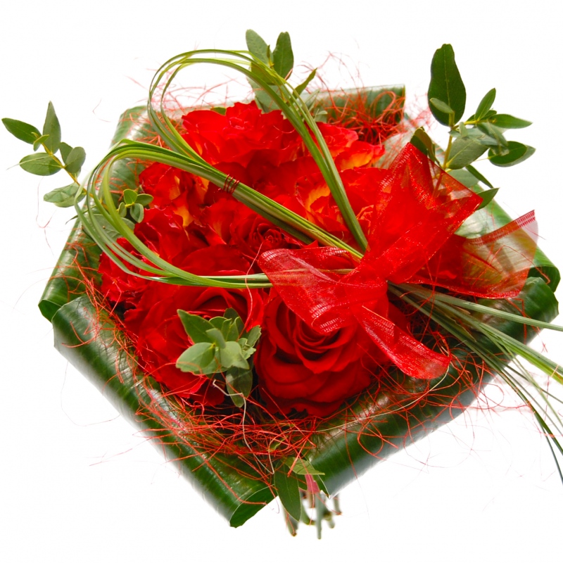 Kompozycja kwiatowa ułożona z róż i aspidistry - Serce Kobiety