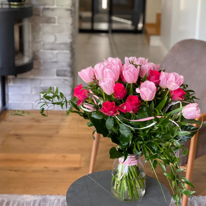 Bukiet skomponowany z róż i tulipanów w kolorystyce różowo- czerwonej - Moc życzeń