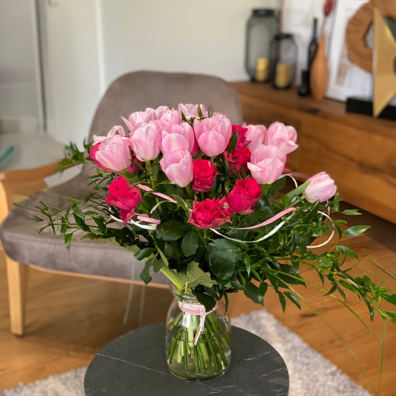 Bukiet skomponowany z róż i tulipanów w kolorystyce różowo- czerwonej - Moc życzeń