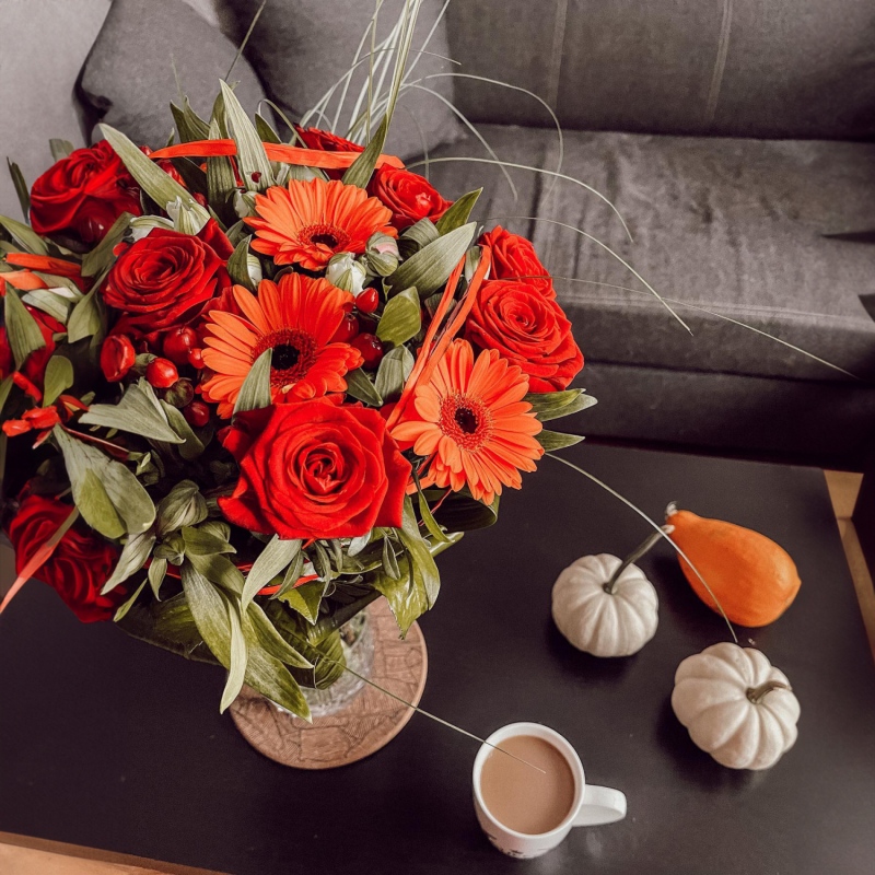 Kompozycja kwiatowa z gerber, alstromerii i róż - Bukiet dla Kobiety