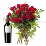 Bukiet skomponowany z czerwonych róż wraz z czerwonym winem - Kwiaty Czar Miłości z winem