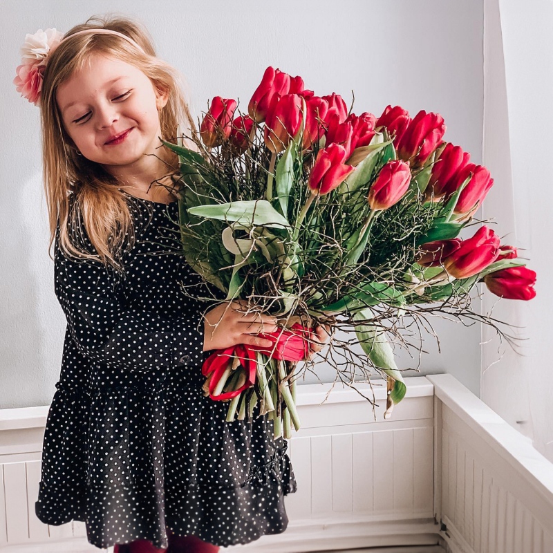 Kompozycja kwiatowa stworzona z czerwonych tulipanów przybranych delikatną dekoracją - Kwiaty Barwy Miłości