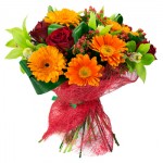 Kompozycja kwiatowa ułożona z róż i gerber - Bukiet Bursztyn