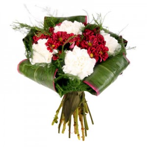 Bukiet skomponowany z margerytek i goździków owiniętych w liście aspidistry - Kwiaty Bukiet Wzajemności