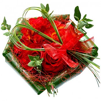 Kompozycja kwiatowa ułożona z róż i aspidistry - Serce Kobiety