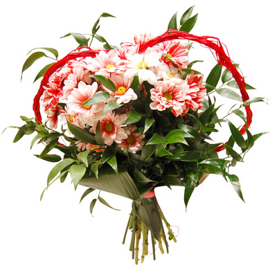 Kompozycja kwiatowa przygotowana z margerytek udekorowanych serduszkiem z rafii - Bukiet Margaretkowe Serce