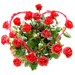 Kompozycja przygotowana z czerwonych róż przyozdobionych dekoracją w kształcie serca - Kwiaty Kocham Cię