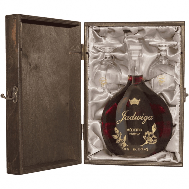 Bogato zdobiony zestaw, w skład którego wchodzi półtorak Jadwiga w pozłacanej karafce i dwoma kieliszkami - Zestaw Jadwiga karafka w skrzynce z atłasem