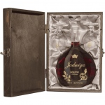 Bogato zdobiony zestaw, w skład którego wchodzi półtorak Jadwiga w pozłacanej karafce i dwoma kieliszkami - Zestaw Jadwiga karafka w skrzynce z atłasem