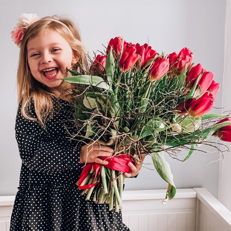 Kompozycja kwiatowa stworzona z czerwonych tulipanów przybranych delikatną dekoracją - Bukiet Barwy Miłości