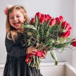 Kompozycja kwiatowa stworzona z czerwonych tulipanów przybranych delikatną dekoracją - Bukiet Barwy Miłości