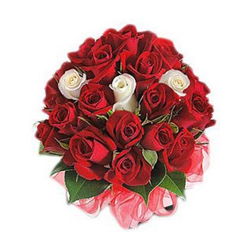 Wyślij bukiet czerwonych róż z trzema białymi różami do Zjednoczonych Emiratów Arabskich - Błysk czerwonych róż