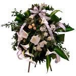 Wiązanka pogrzebowa na nóżkach skomponowana z margerytek, goździków, kalii i róż - Wieniec Ocean Smutku