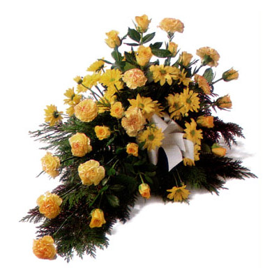 Kompozycja pogrzebowa na żywym podkładzie skomponowana z maragetek, róż i goździków - Wiązanka Wieczny Pokój