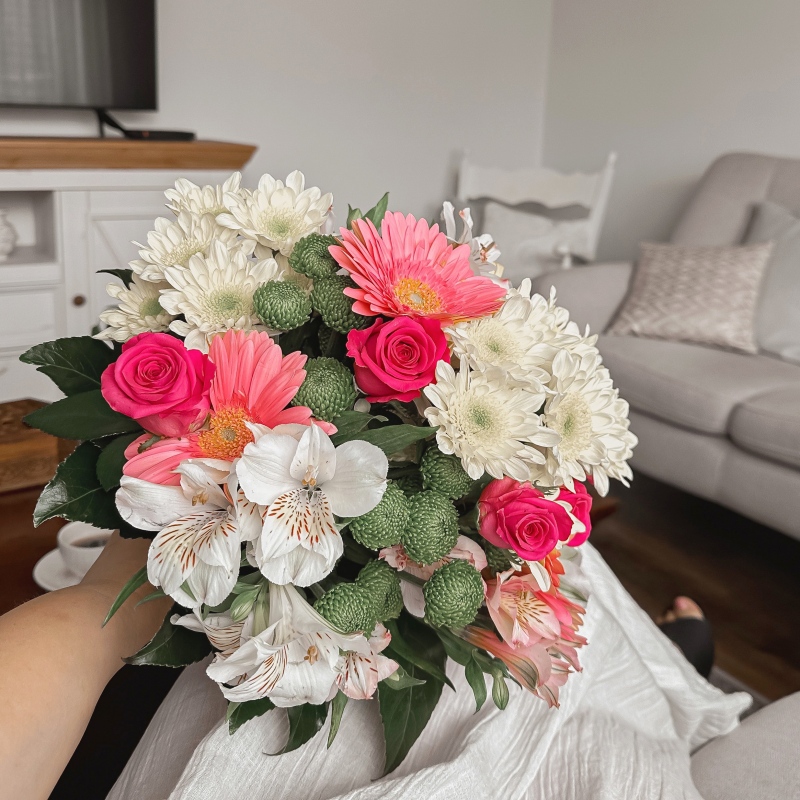 Kompozycja kwiatowa z gerber, róż, alstromerii, margaretek - Bukiet Słoneczne życzenia