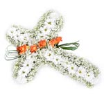 Kompozycja pogrzebowa z róż i margaretek ułożonych w kształcie krzyża - Krzyż kwiatowy II