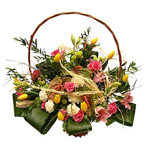 Kompozycja w koszu przygotowana z goździków, róż, anturium i lilii - Kosz Pełen Uczuć