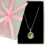 Medalik IMedalik, wykonany ze stali chirurgicznej, pozłacany 14-karatowym złotem. 