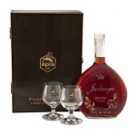 Bogato zdobiony zestaw, w skład którego wchodzi półtorak Jadwiga w pozłacanej karafce i dwoma kieliszkami - Zestaw Jadwiga karafka w skrzynce z atłasem