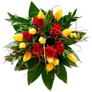 Bukiet skomponowany z czerwonych róż i białych tulipanów - Bukiet Zwiastun Wiosny