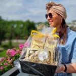 To kompozycja pełna słodkości i aromatycznej kawy - Kosz delikatesowy Złoty blask